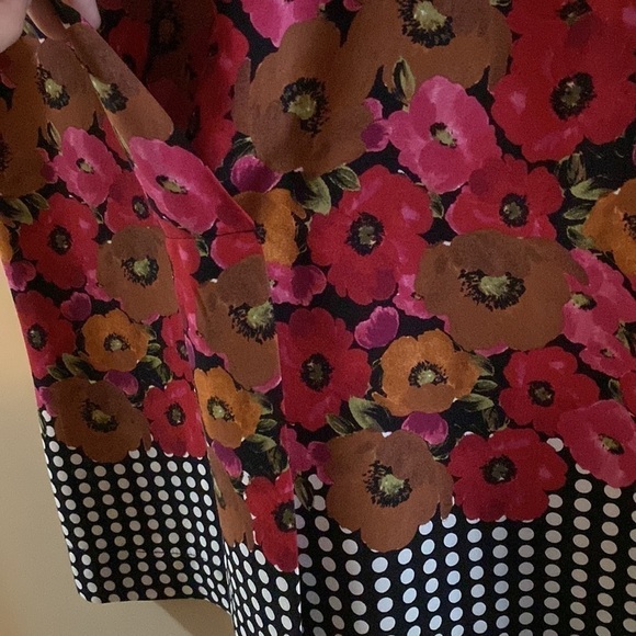 350. 🇨🇦 Femme de Carriere Sleeveless Blouse. Bright floral black and white. - Picture 10 of 11